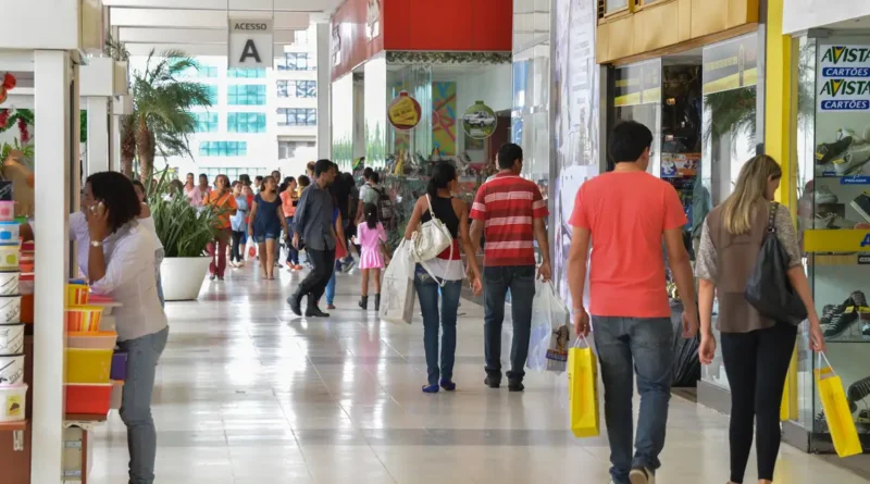 Comércio cresce 0,5% em fevereiro e atinge maior patamar da história